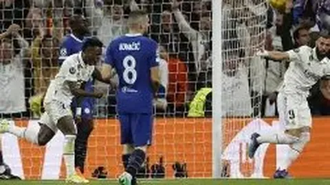 成都蓉城队边路反击，董岩锋头球破门助中超取胜